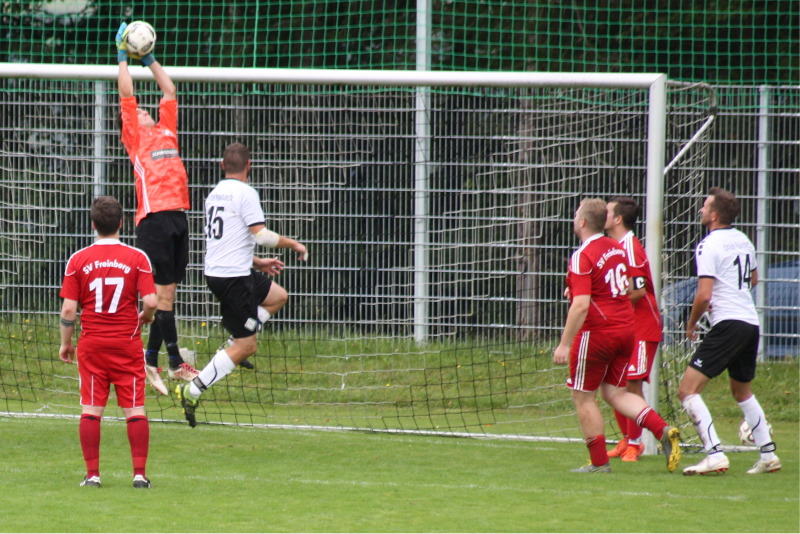 Dem Ergebnis entsprechend fand das Spiel unserer Reservemannschaft leider überwiegend vor dem heimischen Kasten statt. Auch in dieser Szene mit in den Freinberger 16er geeilt – Rainbachs Starverteidiger David Steininger (Rückennummer 14)